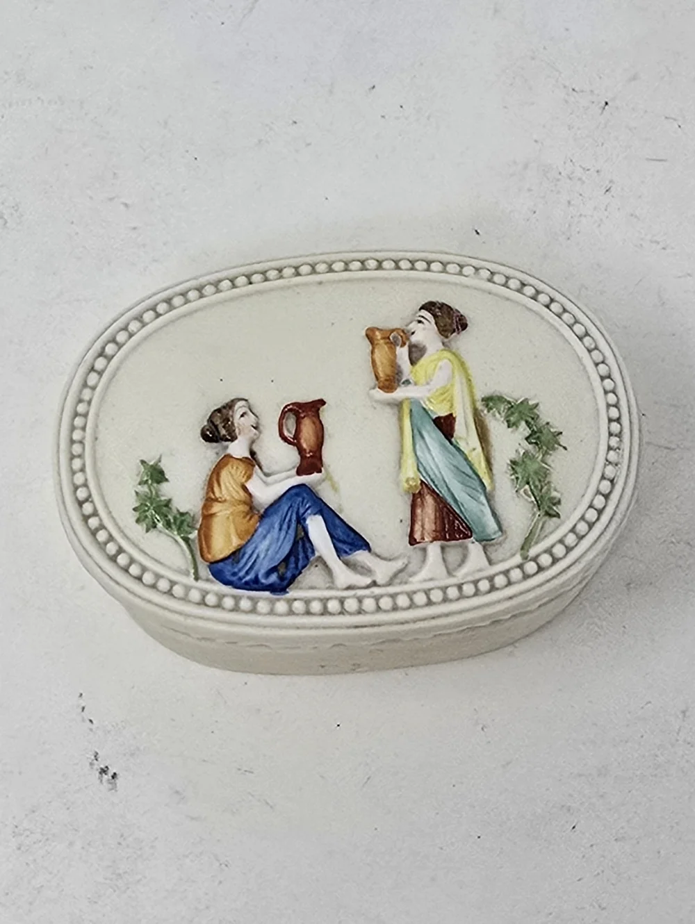 Vtg bisque porcelain lidded trinket vanity box hand‎ painted relief romantic